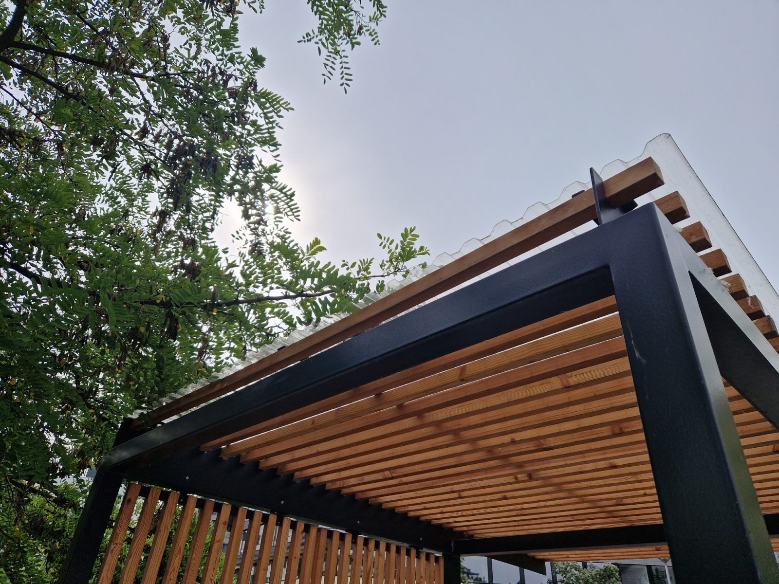 Kakšno vlogo ima pergola na našem dvorišču in kaj vse nam omogoča kot družini